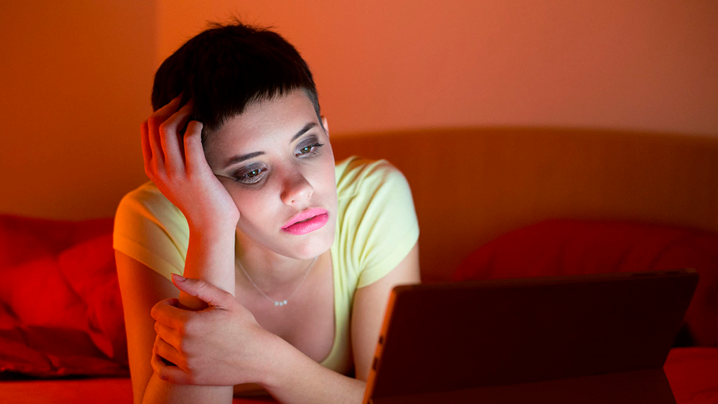chica deprimida en terapia online
